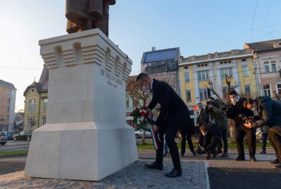 Szijjártó Péter megkoszorúzta Bethlen Gábor szobrát Marosvásárhely főterén