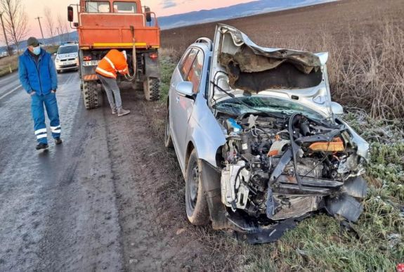 Négyen sérültek meg egy frontális ütközésben Szépmező környékén