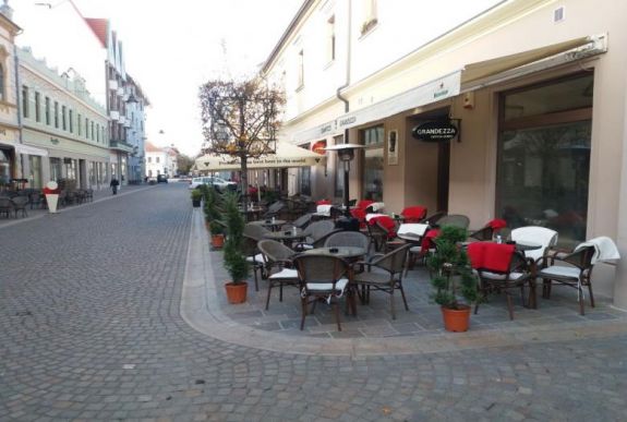 Közel 10 ezer munkahely szűnt meg a vendéglátóiparban