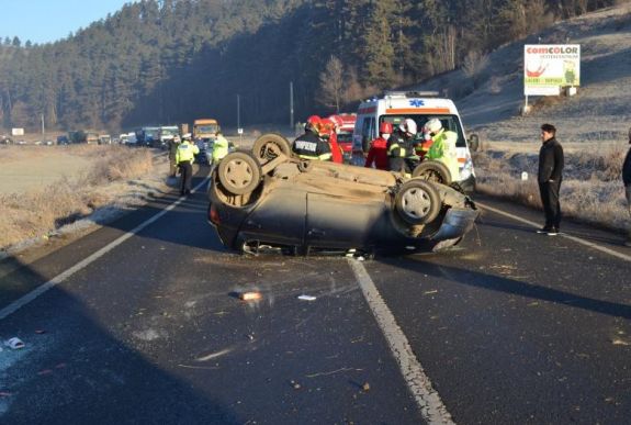 Felborult egy autó Csíkszereda közelében, a kormánynál ülő fiatal nő megsérült