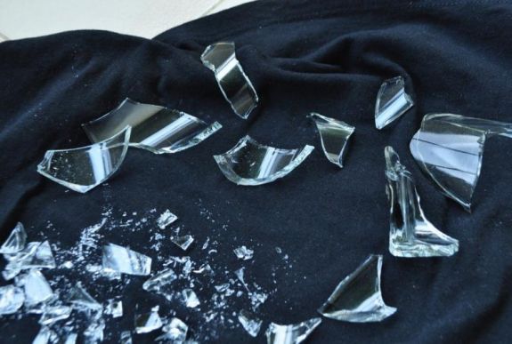 Krumplival az üvegszilánkok ellen: íme néhány tipp a törött pohár feltakarításához