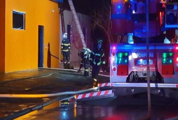 Eloltották az aradi bevásárlóközpontban kiütött tüzet