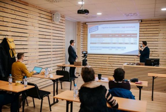 Adóemelésre és a belvárosi parkolóbérletek megszűnésére számíthatnak az udvarhelyiek