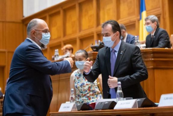 A pártelnökök közt folytatódik a háromoldalú koalíciós tárgyalás