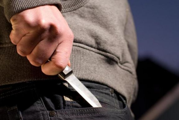 „Szerelemből” késelte meg 16 éves barátnőjét a Maros megyei fiatal