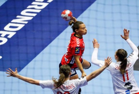 Női kézi EB: a franciák és a norvégok játsszák a döntőt