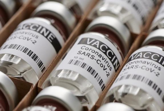 Vizsgálják a Pfizer és a Moderna oltások hatékonyságát az új koronavírus-törzs ellen