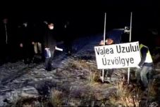 Kétnyelvű helységnévtáblákat állíttatott hétfőn Hargita megye tanácsa Úzvölgye település határaiba