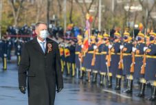 Katonai díszszemle és közönség nélkül ünnepeltek Bukarestben december elsején