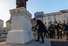 Szijjártó Péter megkoszorúzta Bethlen Gábor szobrát Marosvásárhely főterén