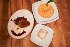 Erdélyi ízek a Rhédey ajánlásával: erdélyi csorba, konfitált kacsacomb, lilakáposzta és vargabéles a hétvégére