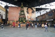 Állami támogatást adna a kormány a plázákban működő boltoknak