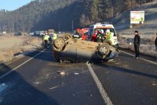 Felborult egy autó Csíkszereda közelében, a kormánynál ülő fiatal nő megsérült