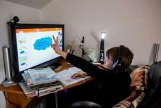 Meghosszabbították a téli vakációig az online oktatást