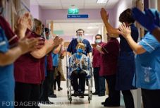 Koronavírus: ő a világon az első, aki megkapta a Pfizer/BioNTech-oltást