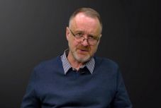 Romákkal és nőkkel kapcsolatos kijelentései miatt kirúg egy AUR-ost a Román Írószövetség