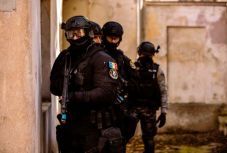 Kábítószer- és embercsempészettel, illetve gyerekpornográfiával foglalkozó bűnbandára csaptak le