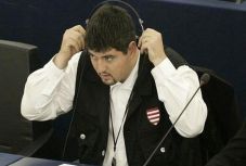 Költségvetési csalással vádolják Szegedi Csanád volt jobbikos EP-képviselőt