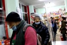 Maszk nélküli embereket filmezett egy boltban, végül őt bírságolták meg