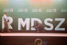 Erődemonstrációnak, igazságtalannak tartják a SZÁT döntését a leváltott RMDSZ-elnökök