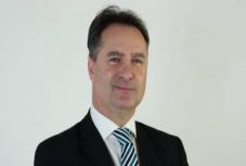 Csalásért állítják bíróság elé a Pénzmosás Elleni Hivatal volt elnökét