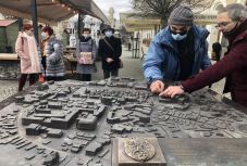 Látássérültek számára készült bronz városmakett gazdagítja Sepsiszentgyörgy főterét 