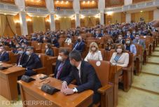 A PSD bojkott-fenyegetése közepette tartja alakuló ülését a parlament