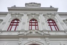 Hosszú hercehurca után megújult a nagyváradi filharmónia főépületének homlokzata