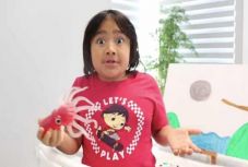 Kilenc éves kisfiú 2020 legjobban fizetett youtubere