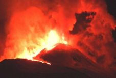 Kitört az Etna, földrengés kergette utcára a szicíliaiakat