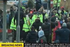 Összecsaptak a rendőrökkel a Dovernél várakozó ideges kamionsofőrök