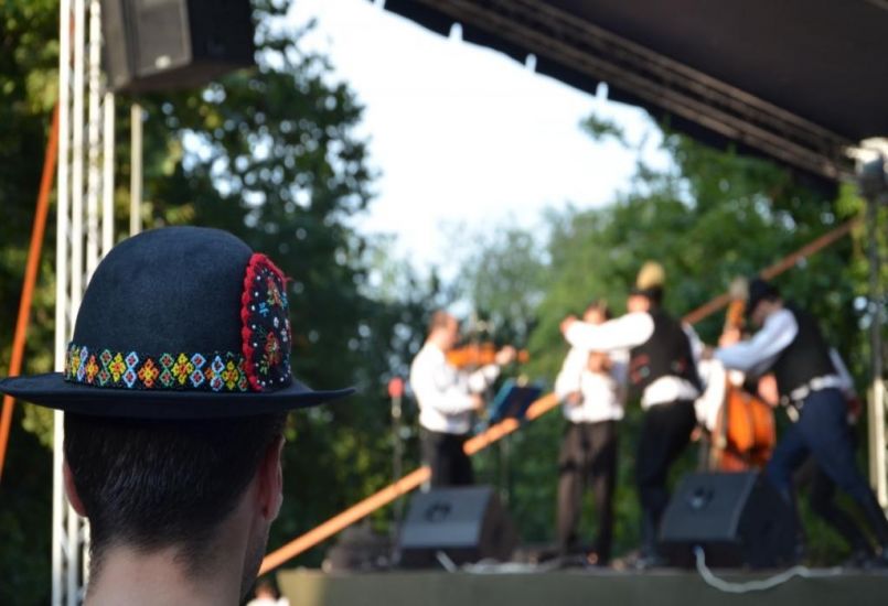 Nemzetközi néptánckavalkád Szatmárnémetiben magyarokkal, macedónokkal és csehekkel