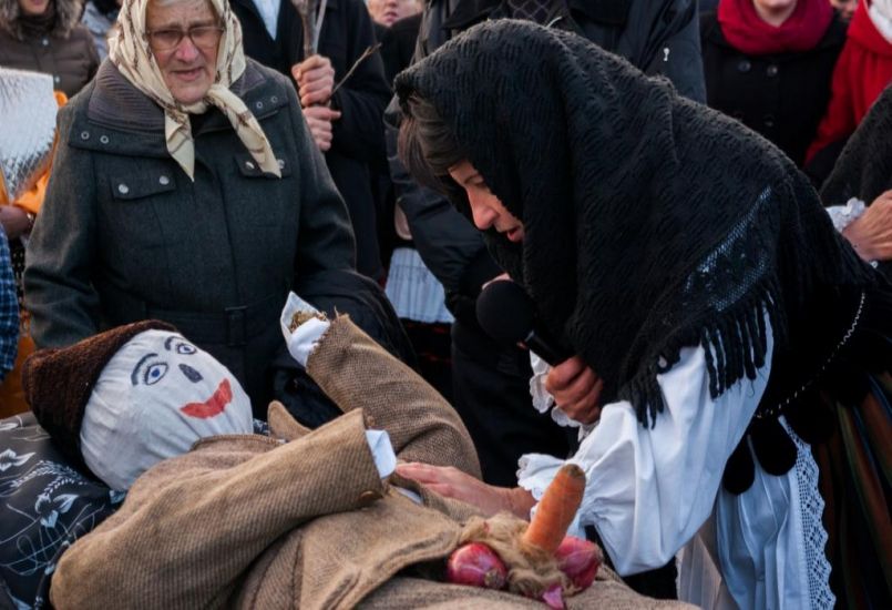 Diplomáciai felügyelettel temették a farsangot Hargita megyében