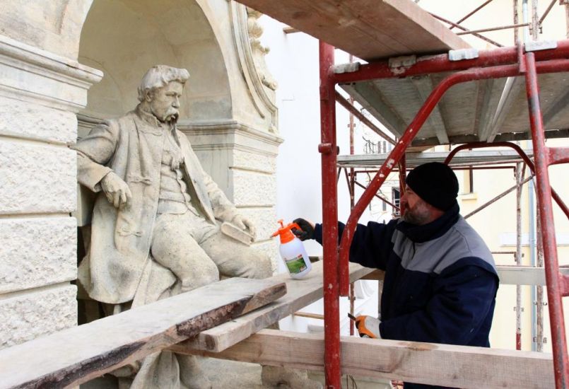 Így újult meg Arany János nagyszalontai kőszobra