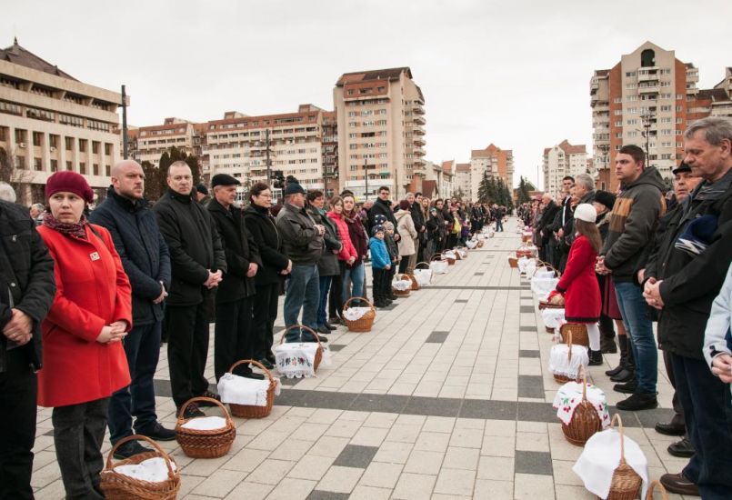„Ezt a napot  a Jóisten adta” – a Kárpát-medence legnagyobb ételszentelése Csíkszeredában