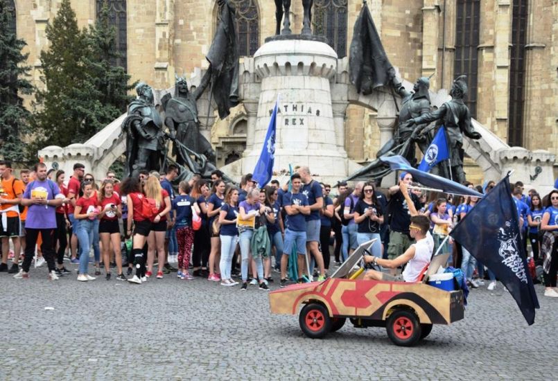 Kétezer magyar fiatal üvöltötte ki magát Kolozsvár főterén 