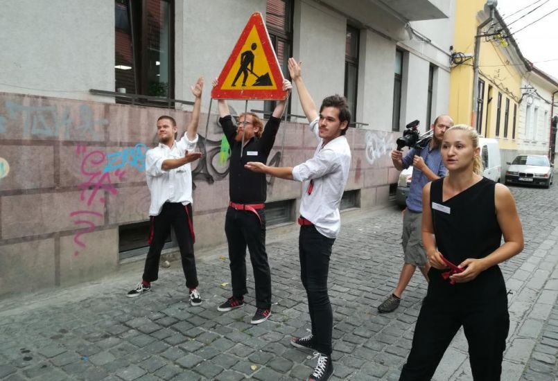 „Apám megpróbálja kinyitni a napernyőt a tengerparton”