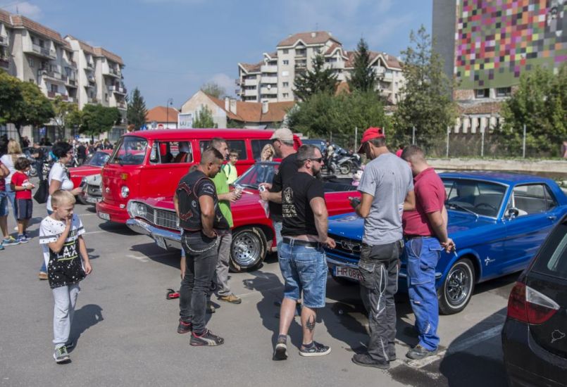 Életre kelt az ötvenes-hatvanas évek hangulata Sepsiszentgyörgyön és Benedek-mezőn
