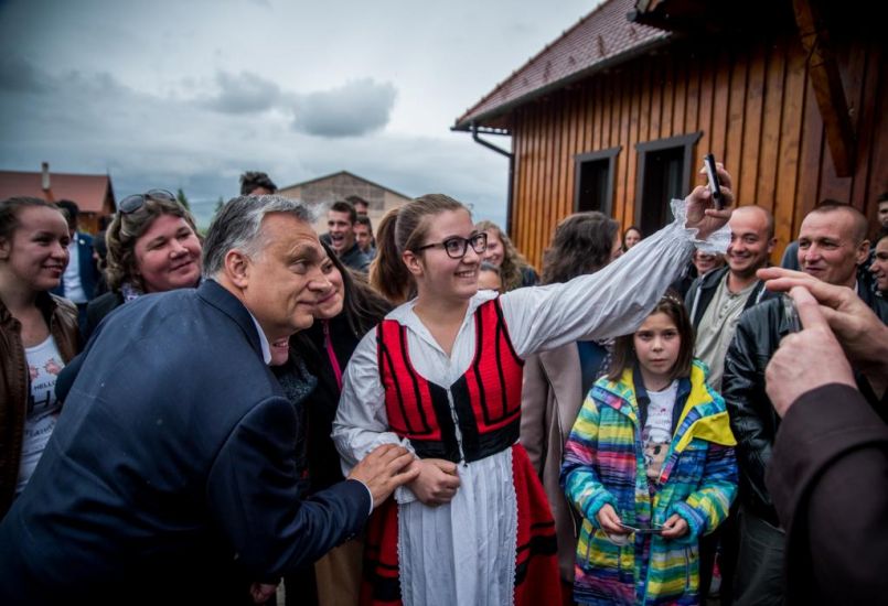 Orbán Viktor Erdélyben: sok szelfi készült Székelyföldön a miniszterelnökkel