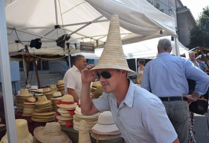 Bejártuk hétvégén a 10. Kolozsvári Magyar Napok helyszíneit – a forróságnak tán csak a szalmakalapárus örült