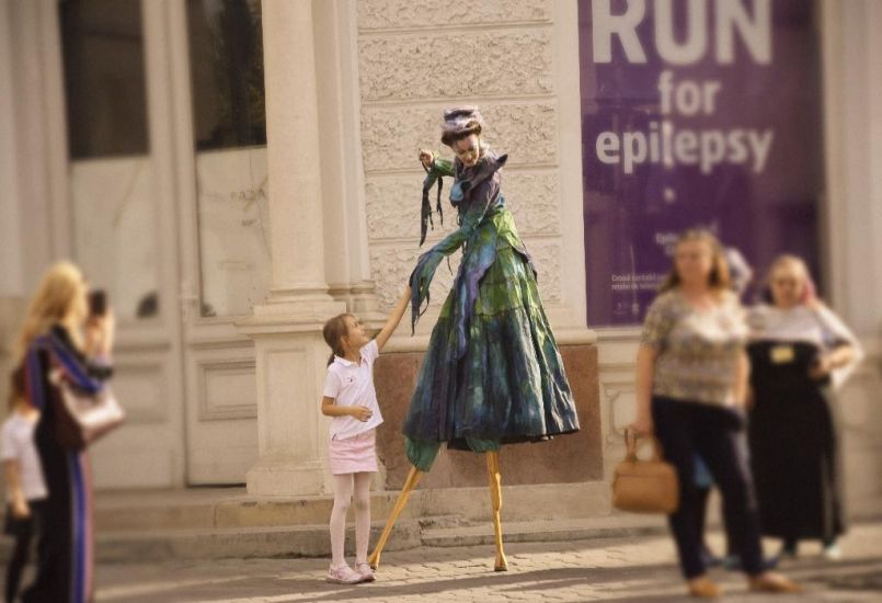 Sárkányok és óriások hódították meg Kolozsvár főterét – zajlik a WonderPuck utcaszínházi fesztivál