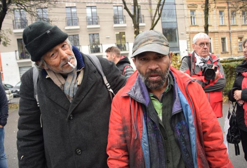 „Valamikor fényképész voltam, ma az utcán élek”  – rászorulóknak osztottak meleg ételt Kolozsváron