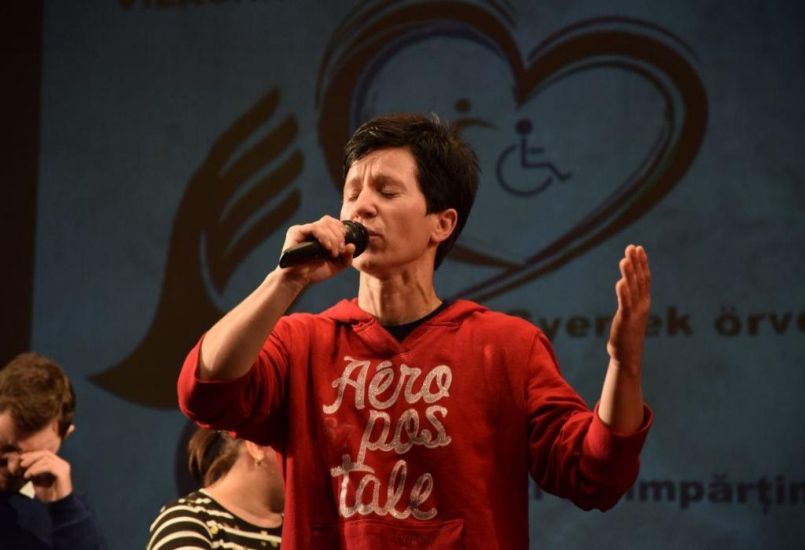 „Különbözőek vagyunk, mégis egyenlők” – fogyatékkal élők léptek színpadra Marosvásárhelyen