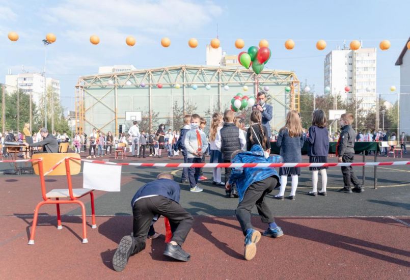Maszkok mögé rejtett mosolyok – egy csíkszeredai általános iskola tanévnyitóján jártunk