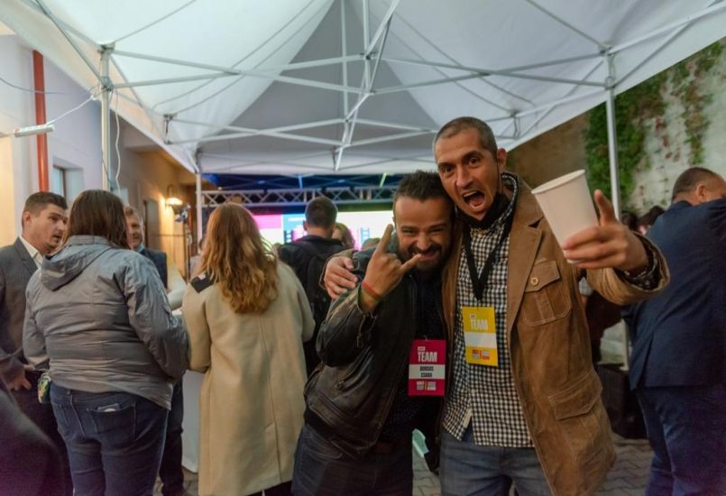 Örömkönnyek és üdvrivalgás Marosvásárhelyen – Soós Zoltán kampányközpontjában jártunk