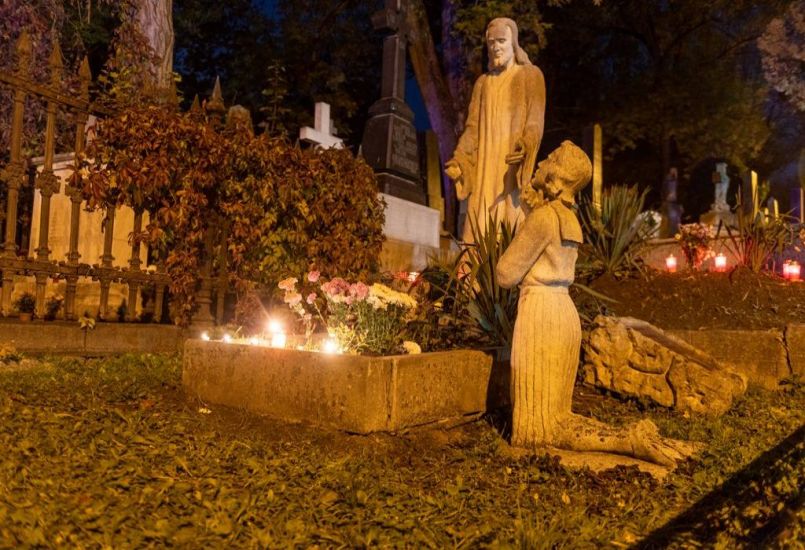 A halottaikra megemlékezők fényei világítottak a hét végén a Házsongárdban