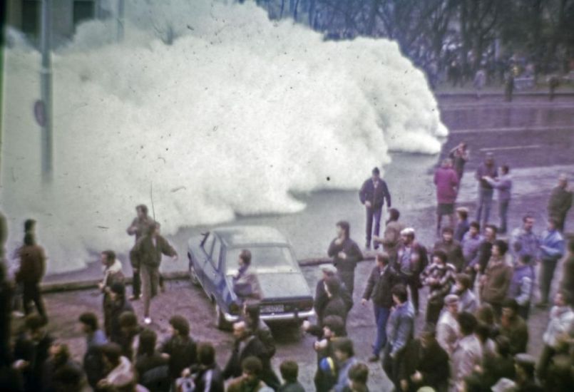 Szilánkok és golyónyomok - Miholcsa Gyula képei a marosvásárhelyi rendszerváltásról