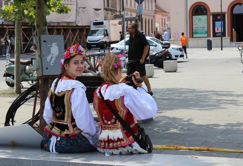 Pörögnek a szoknyák, csattognak a csizmák Kolozsvár főterén