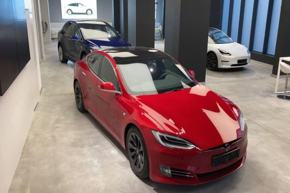 Megnyílt az első romániai Tesla autószalon