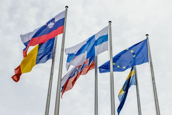 Cáfolják, hogy megomlott volna a románok bizalma az EU-ba és a NATO-ba